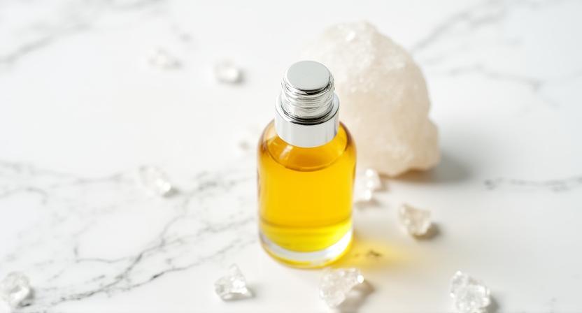 クリスタルが添えられた高級トリートメントオイル